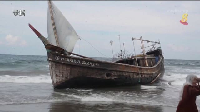 缅甸难民船因引擎故障 漂流一个月终抵印尼