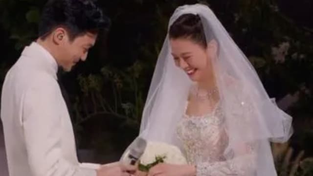 这一刻迟了21年　千人见证张智霖和袁咏仪“结婚”！