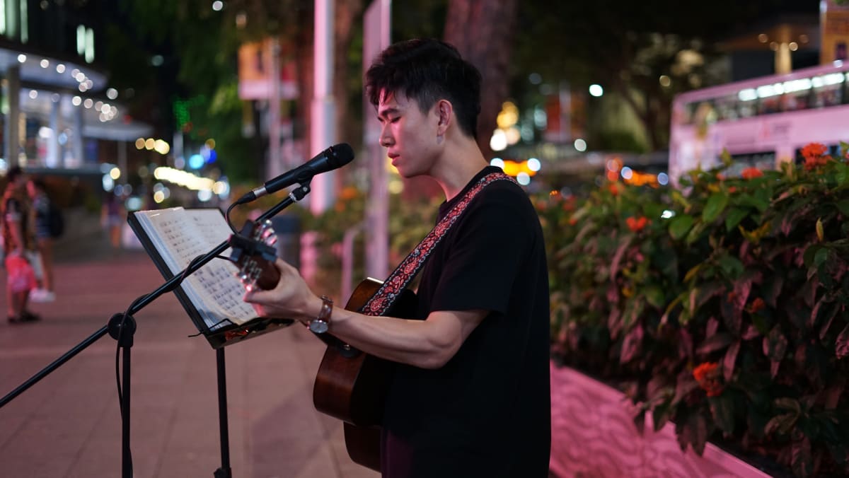 thank-you-notes-flowers-smiles-what-drives-singapore-s-young-buskers-to-play-their-hearts-out