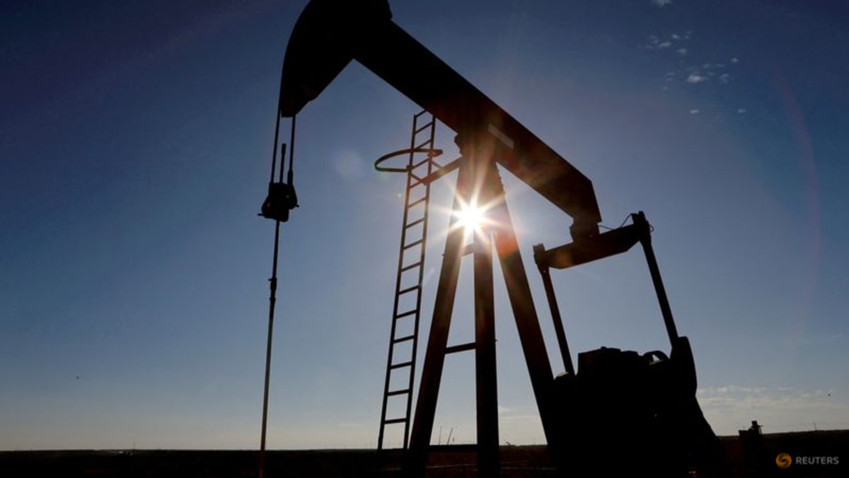 Minyak naik karena stok bensin AS meningkat, Saudi mengatakan ‘hati-hati’