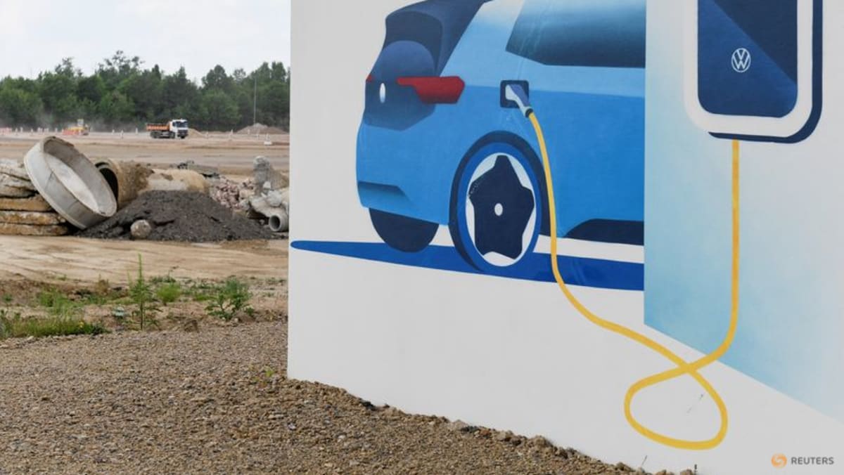 VW, Mercedes-Benz urge Berlin to accelerate EV charging network expansion, report says