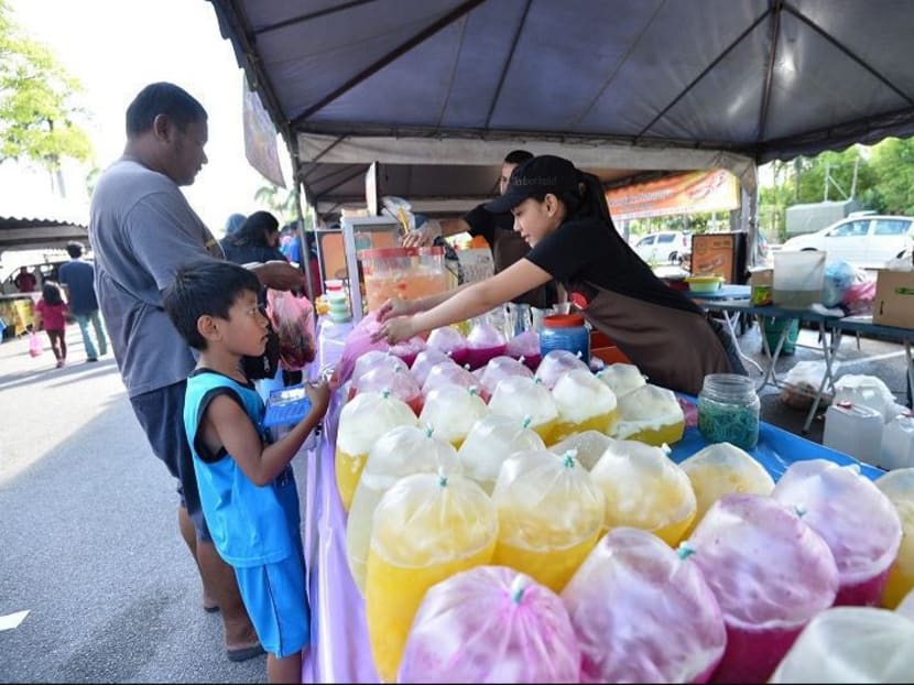 A trader sells drinks in plastic packets in Ipoh. Photo: Malay Mail Online