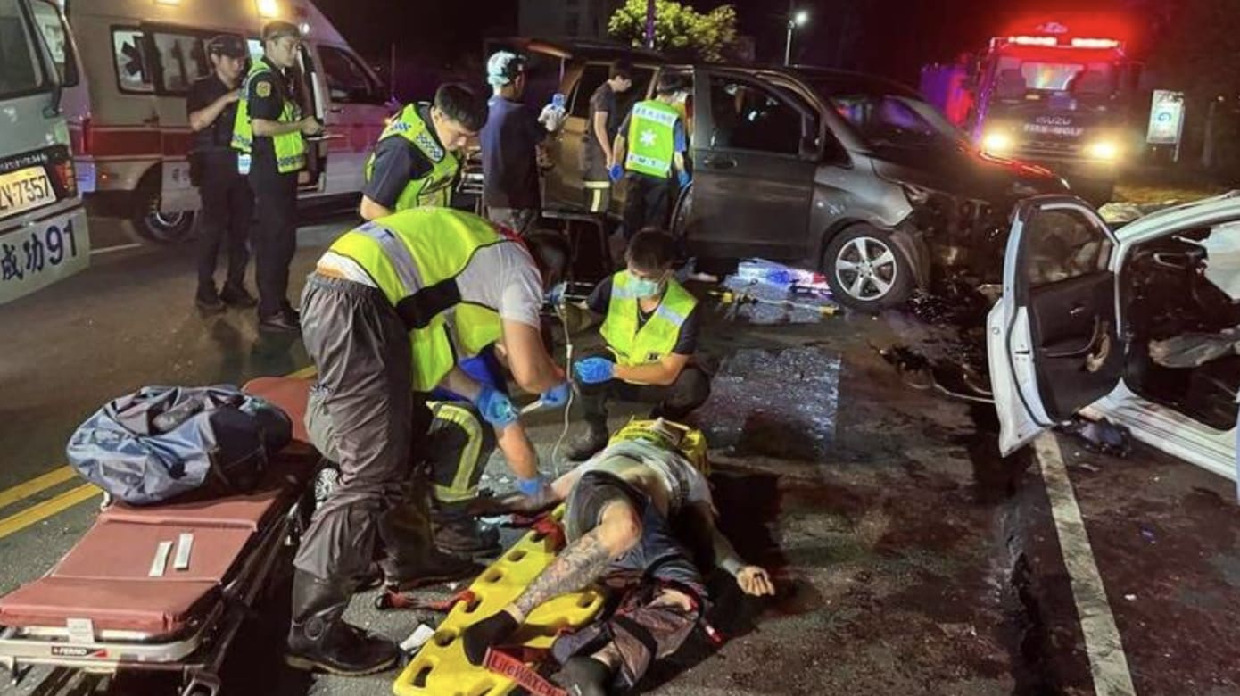 台湾台东两车相撞造成五伤 三新加坡人轻重伤