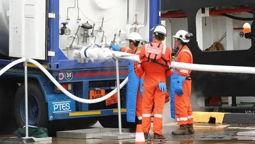 Pavilion Energy jalankan operasi pertama isi semula LNG dari kapal ke kapal