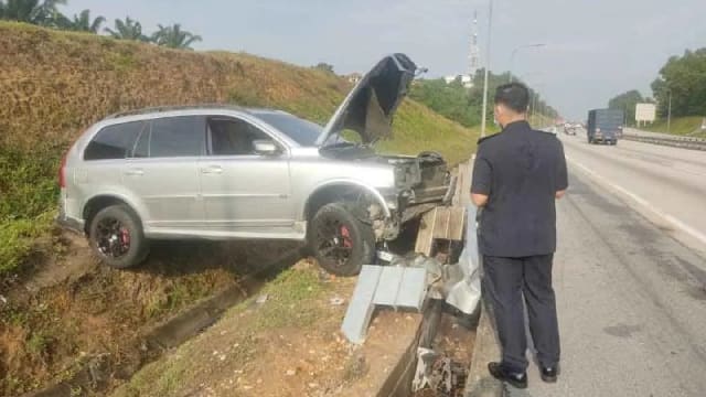 马国警官轿车失控撞向大道防护栏 送院三小时后不治身亡