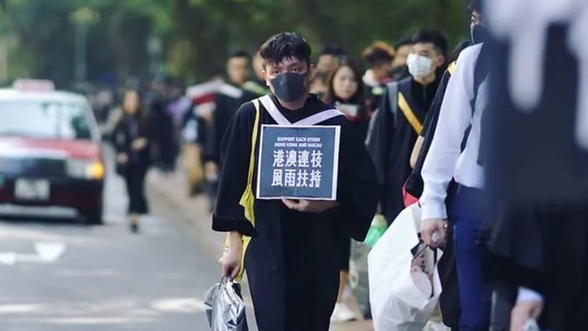 Hong Kong: Mahasiswa pakai topeng semasa hadiri konvokesyen