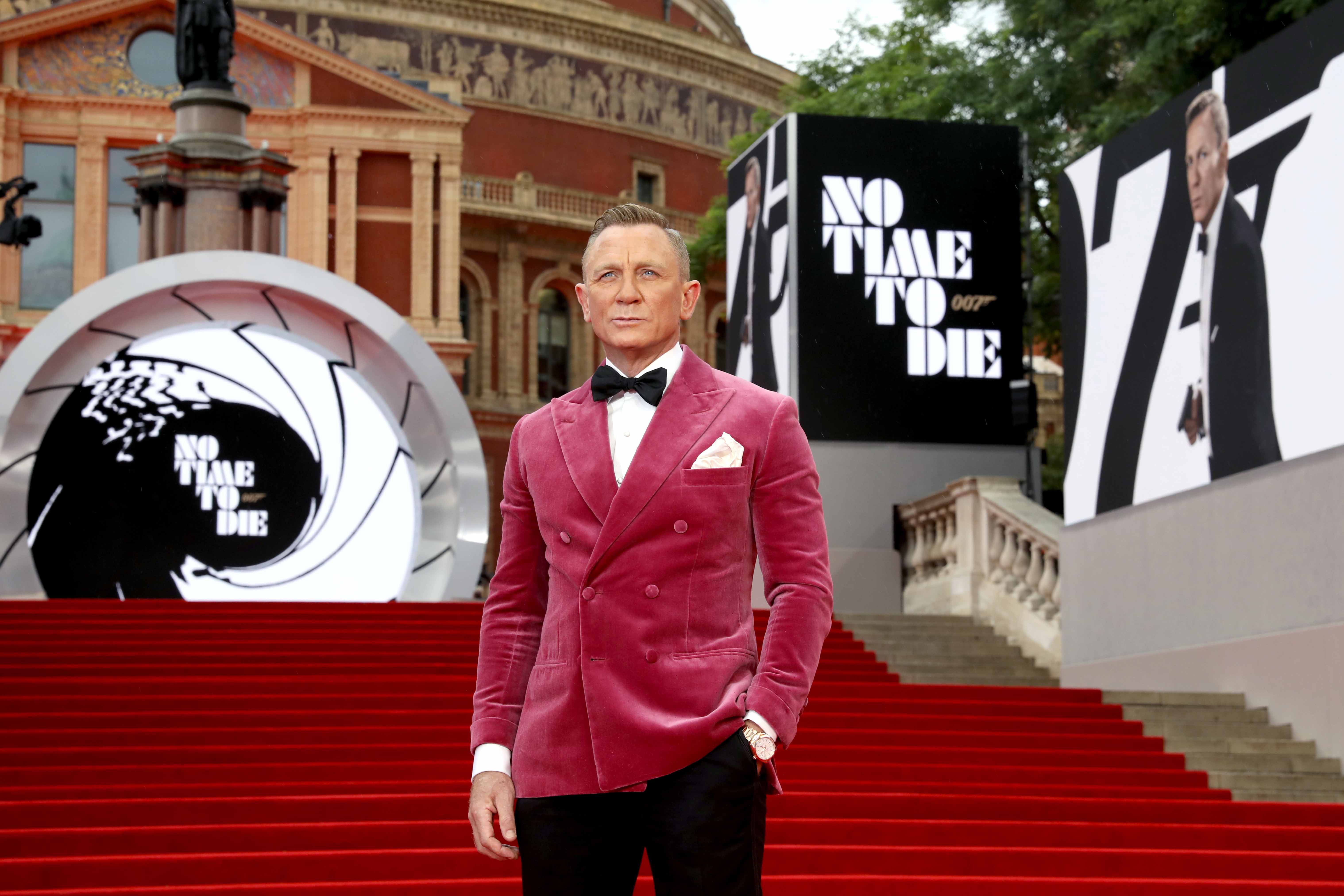 Daniel Craig Wishes He Could Have Kept James Bond's Aston Martin From No Time To Die Daniel Craig Wishes He Could Have Kept James Bond's Aston Martin From No Time To Die