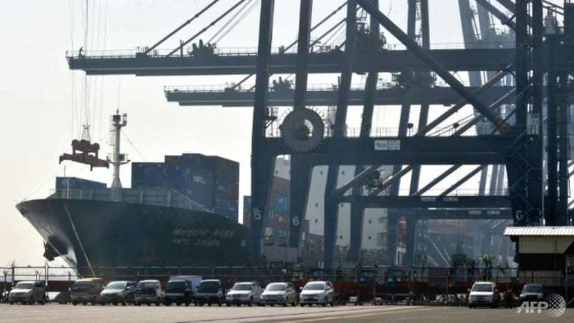 Indonesia swings back to trade surplus in October as exports beat forecast Indonesia swings back to trade surplus in October as exports beat forecast