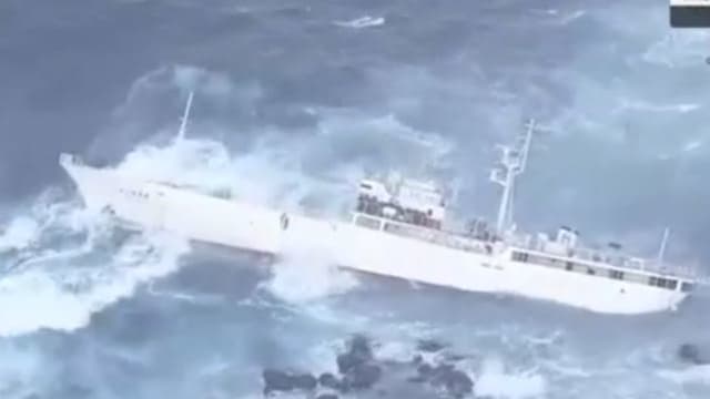 日本伊豆群岛海域渔船触礁 一人身亡