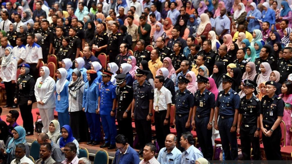 马来西亚取消养老金计划引发强烈反对，呼吁提高公务员工资