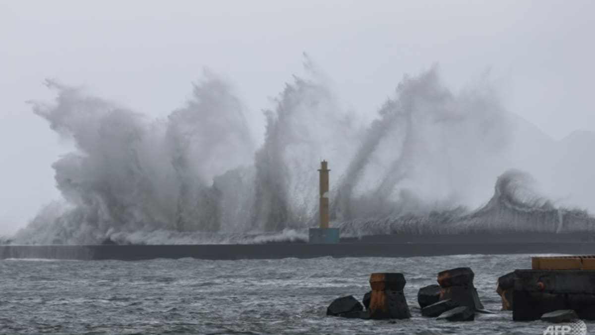 Typhoon Haikui makes landfall in Taiwan Typhoon Haikui makes landfall in Taiwan