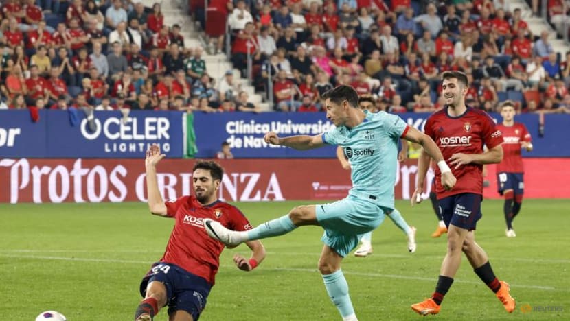 Lewandowski late penalty gives Barcelona 2-1 win at Osasuna
