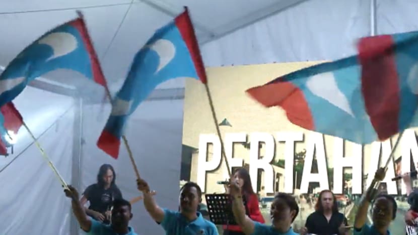 Lebih 1,000 bendera PKR diturunkan; bantah senarai calon PKR Selangor