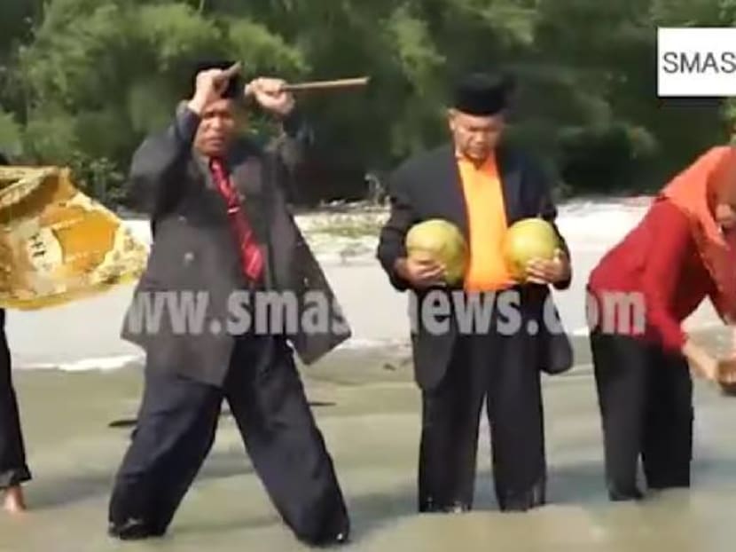 Video still of Controversial shaman Ibrahim Mat Zin or ‘Raja Bomoh’ performing a ritual. Screenshot: Malay Mail Online