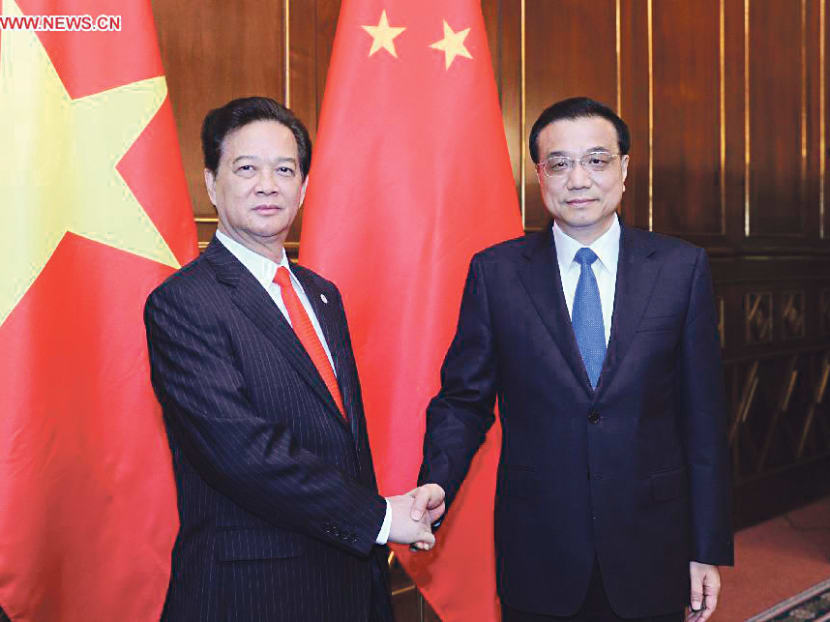 Chinese Premier Li Keqiang (right) with Vietnamese Prime Minister Nguyen Tan Dung in Milan, Italy, on Tuesday. Photo: Xinhua