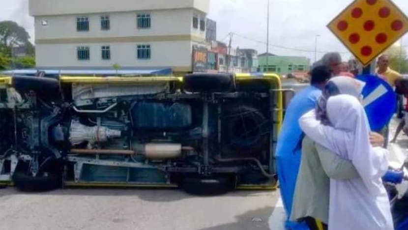 Ambulans di M'sia terbalik dilanggar kereta dipandu jururawat Ambulans di M'sia terbalik dilanggar kereta dipandu jururawat