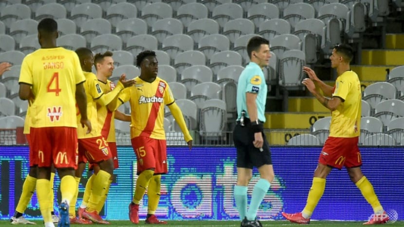 Lens cut PSG lead to six points in empty stadium
