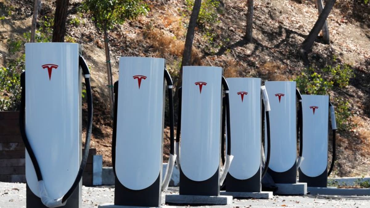 Analisis: Produsen pengisi daya EV dengan hati-hati mencoba mengadopsi standar Tesla