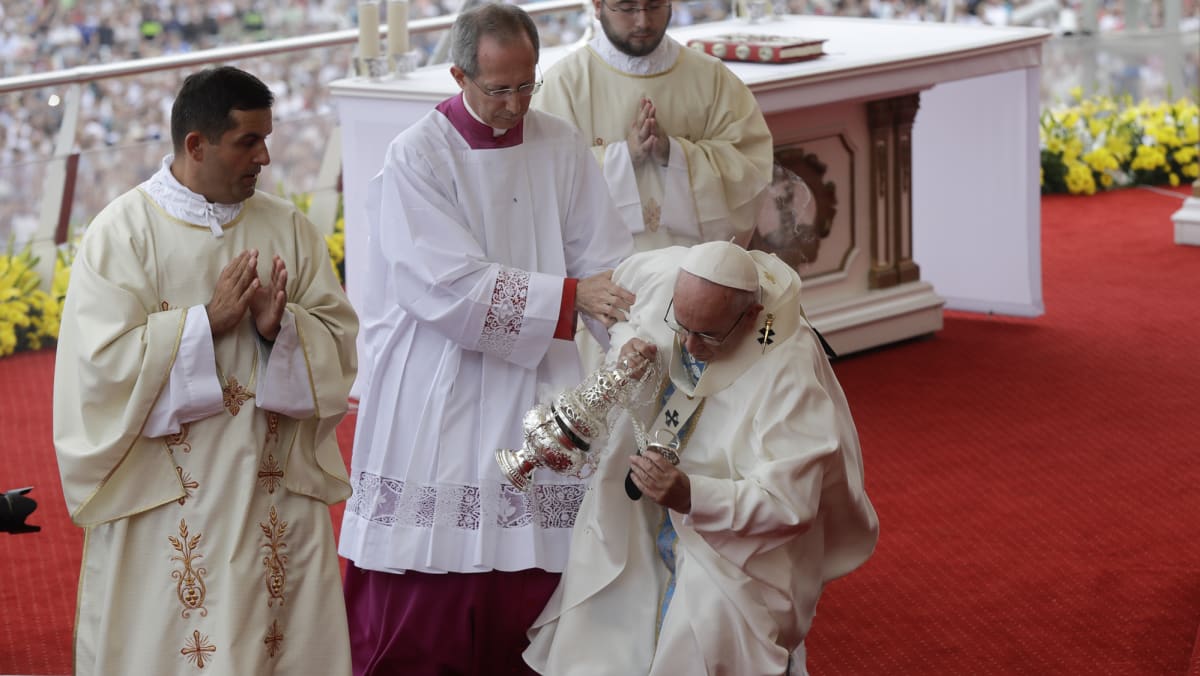 Pope Francis falls in Poland, escapes injury TODAY