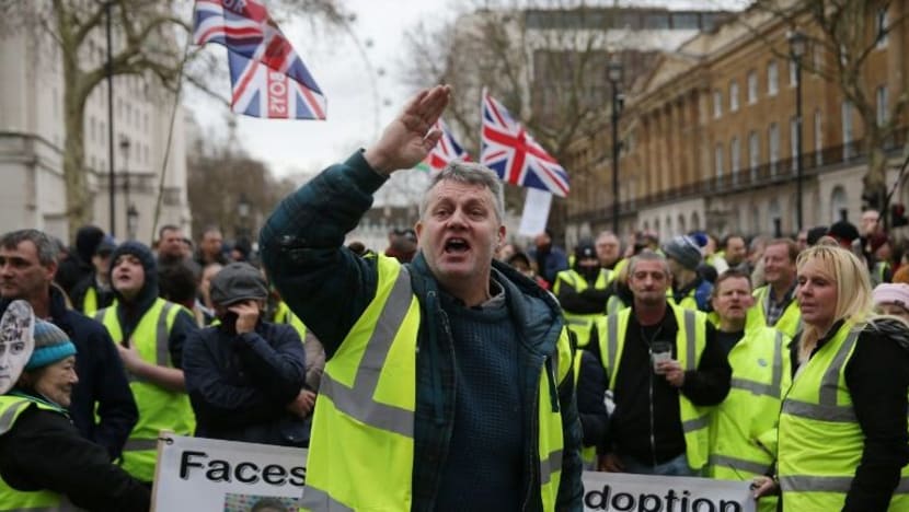 Ratusan tunjuk perasaan di London; dipengaruhi gerakan jaket kuning di Perancis