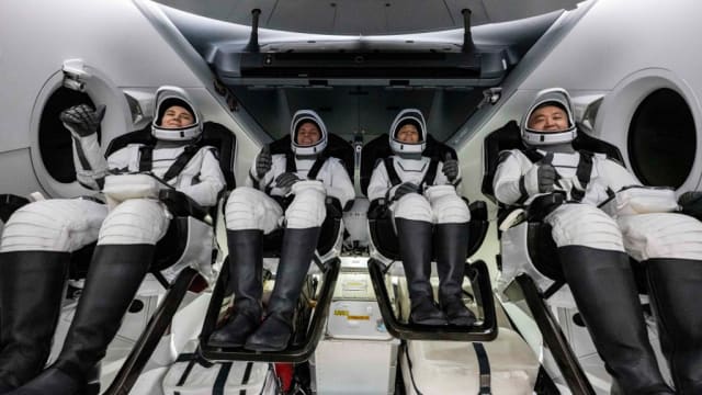 SpaceX“龙”飞船重返地球 宇航员结束五个月科学任务