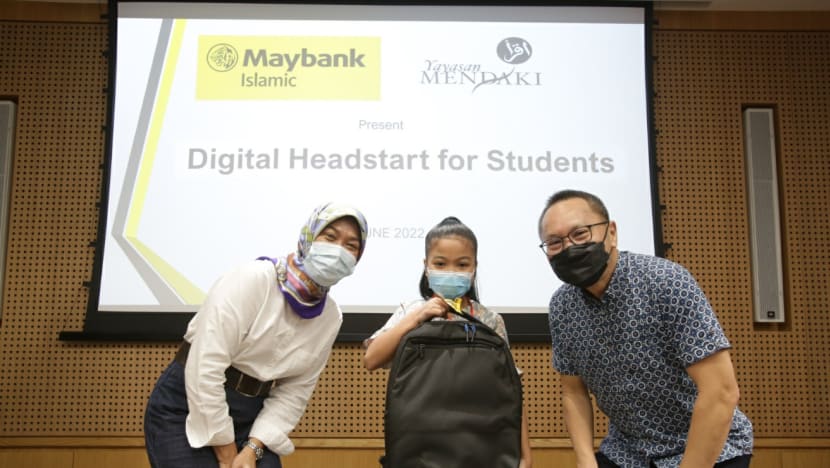 Maybank Islamic derma S$92,000 kepada Yayasan Mendaki, berikan komputer riba baru kepada 60 pelajar