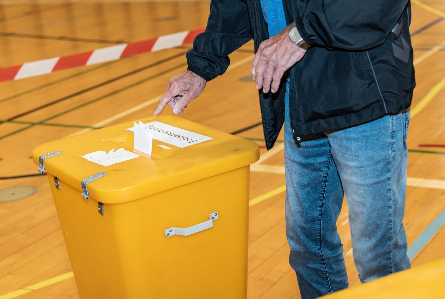 A Danish voter throws the ballot paper in the box at a polling station set up in the gym of a school in Birkeroed, Denmark, on June 1, 2022, as traditionally eurosceptic Denmark votes in a referendum on whether to overturn its opt-out on the EU's common defence policy after Russia's invasion of Ukraine. A Danish voter throws the ballot paper in the box at a polling station set up in the gym of a school in Birkeroed, Denmark, on June 1, 2022, as traditionally eurosceptic Denmark votes in a referendum on whether to overturn its opt-out on the EU's common defence policy after Russia's invasion of Ukraine.