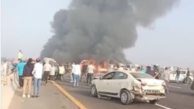 埃及发生连环车祸 导致32人死亡
