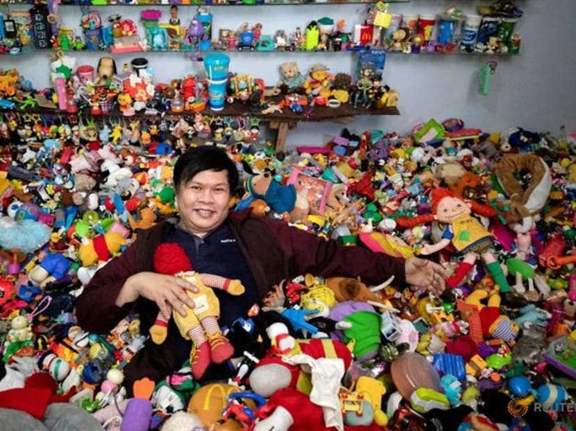 Philippine collector amasses super-sized collection of fast food restaurant toys Philippine collector amasses super-sized collection of fast food restaurant toys