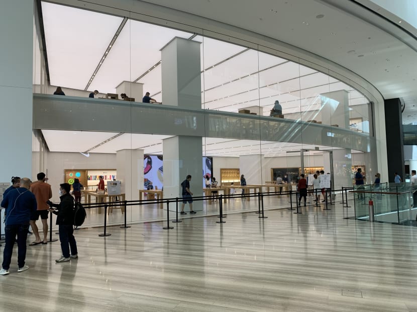Few shoppers were seen at the Apple Store in Jewel on July 30, 2020. Despite moving into Phase Two, retailers say they are still unable to meet pre-pandemic sales due to the lack of tourists.