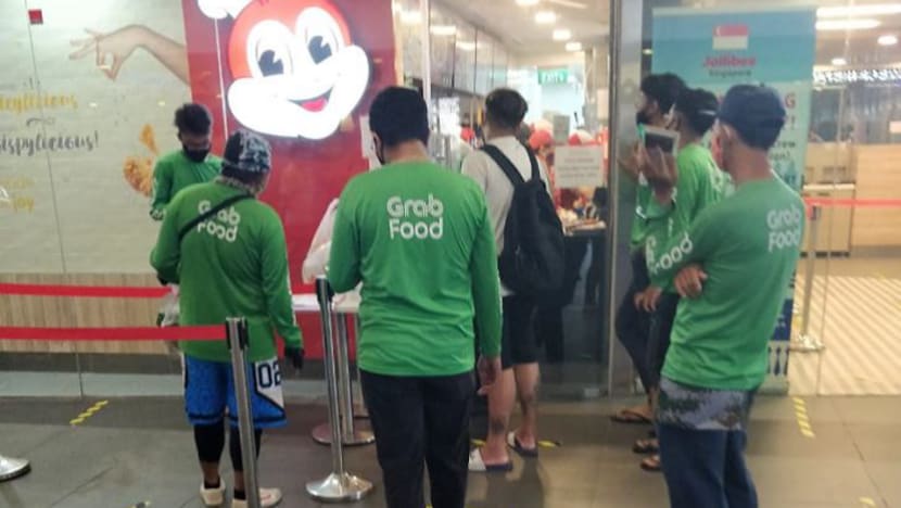 3 establishments including Putien, Jollibee fined for breaching COVID-19 safe distancing measures 3 establishments including Putien, Jollibee fined for breaching COVID-19 safe distancing measures