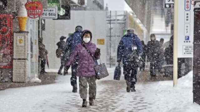 日本暴风雪天气导致至少一人死亡 数百趟航班被取消