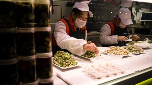 疫情升温 中国北京餐饮场所五一假期暂停堂食