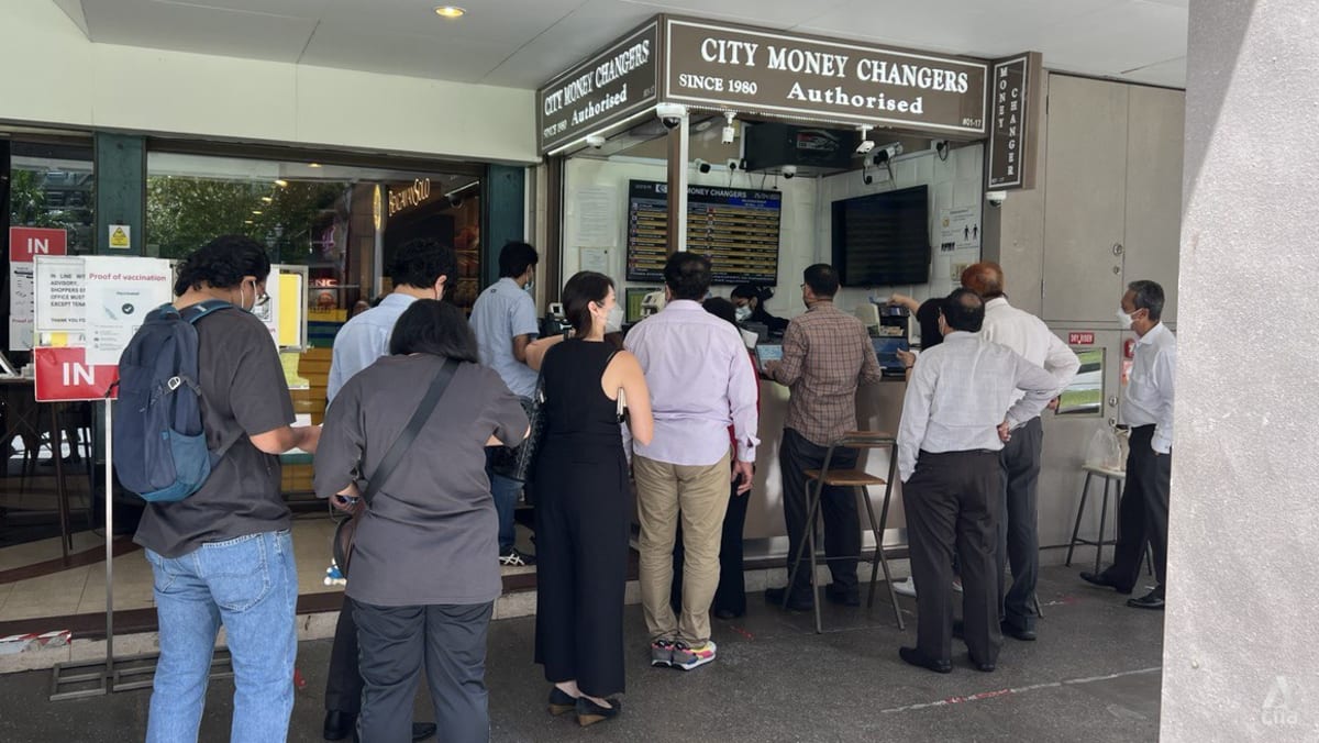 Queues form at money changers, ringgit out of stock as it weakens