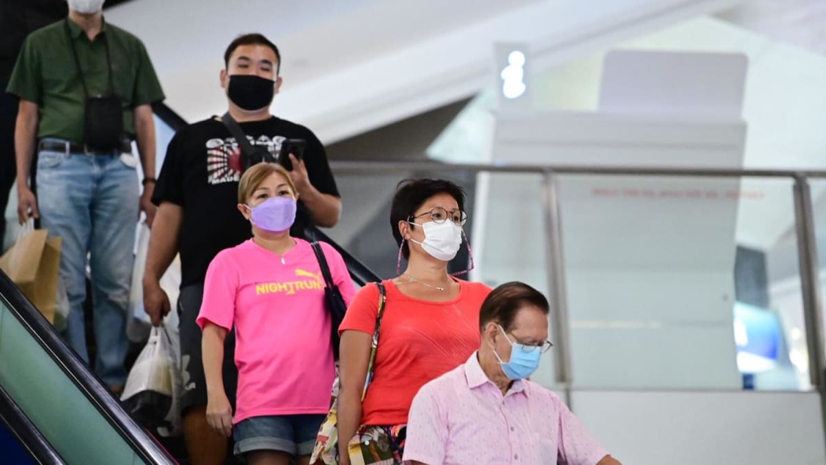 Beberapa pembuat masker di Singapura mengurangi produksinya seiring dengan pelonggaran pembatasan