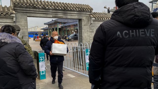 中国殡葬服务供不应求 “黄牛”趁机牟利