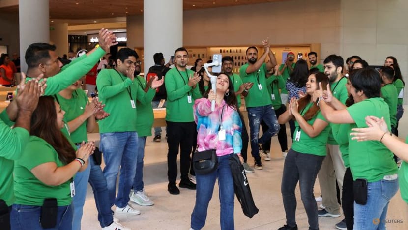 Apple craze draws long queues at opening of first India store Apple craze draws long queues at opening of first India store