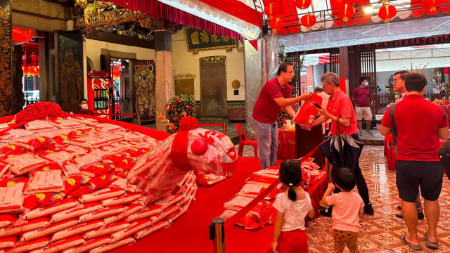 天福宫元宵节“乞龟”活动 求米信众比去年多20%