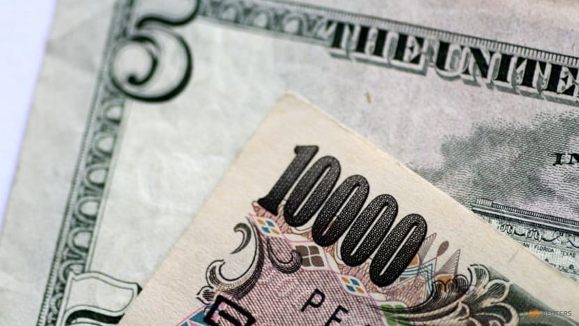 Yen sinks as rates outlook diverges; NZ dollar tumbles Yen sinks as rates outlook diverges; NZ dollar tumbles