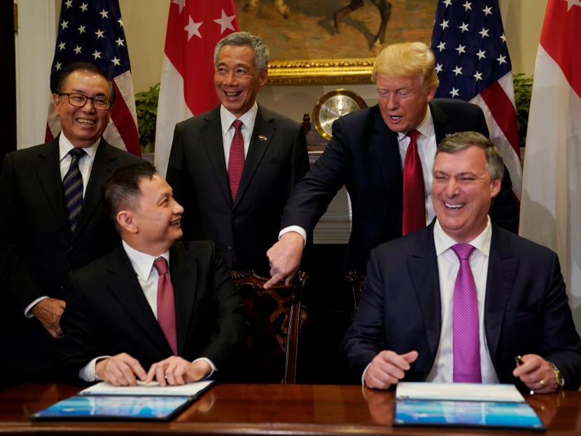 US President Donald Trump and Prime Minister Lee Hsien Loong join Singapore Airlines CEO Goh Choon Phong and Boeing's commercial airplanes CEO Kevin McAllister as they sign a sales contract for planes in the Roosevelt Room at the White House in Washington, US October 23, 2017. Photo: REUTERS
