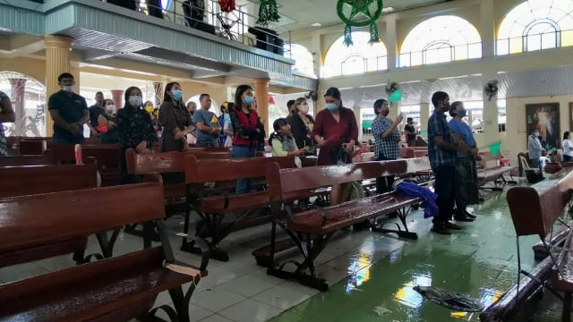 菲律宾群岛遭台风袭击 生存者圣诞祈求获得食物