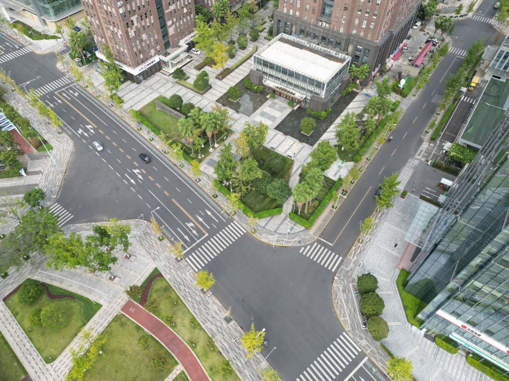 An aerial photo of nearly empty roads amid restrictions due to an outbreak of the Covid-19 coronavirus in Chengdu, in China's southwestern Sichuan province on Sept 1, 2022.
An aerial photo of nearly empty roads amid restrictions due to an outbreak of the Covid-19 coronavirus in Chengdu, in China's southwestern Sichuan province on Sept 1, 2022.