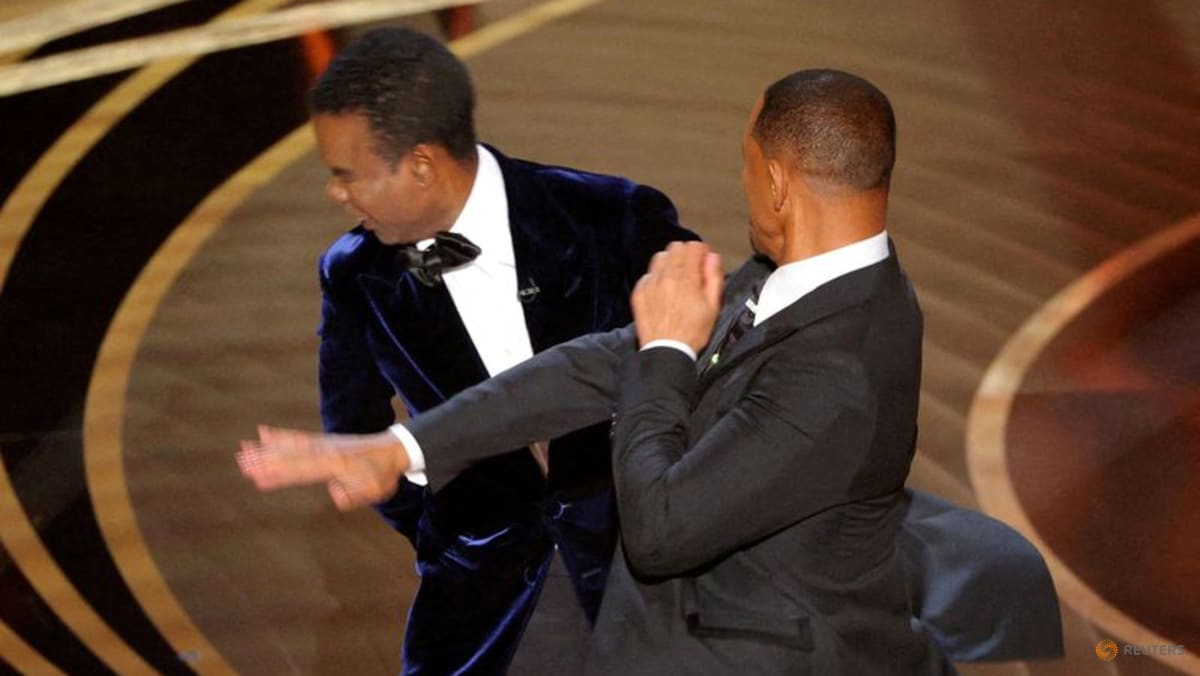 Komedian Chris Rock melepaskan Will Smith dan istrinya Jada setahun setelah Oscar