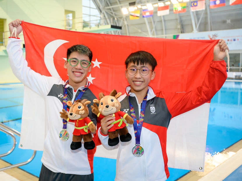 Jonathan Chan (left) and Max Lee won silver in the men's synchronised 10m platform at the SEA Games in Hanoi on May 10, 2022. 