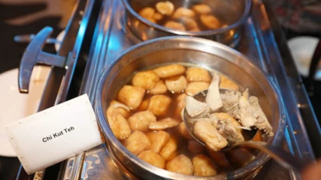 肉骨茶列国家遗产引争议 马国旅游部以“鸡骨茶”宴客