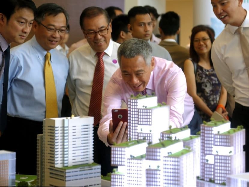 PM Lee Hsien Loong taking a close-up photo of the new SGH campus on Feb 5, 2016. Photo: Nadarajan Rajendran/TODAY
