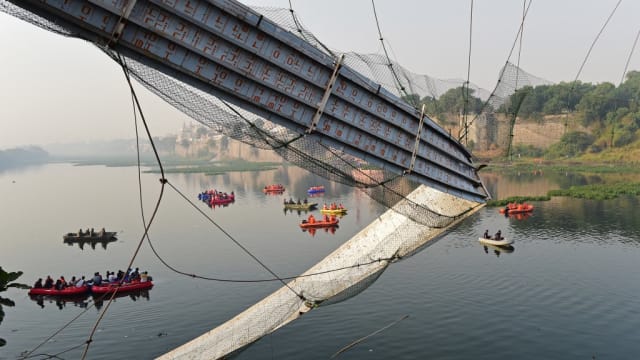 印度吊桥坍塌事故死亡人数增至超过130人
