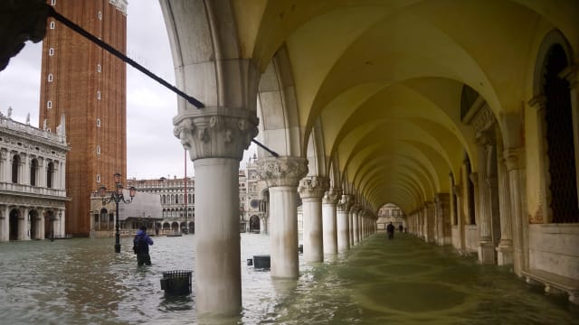 意大利威尼斯半世纪最严重水灾 文化遗产惨遭破坏