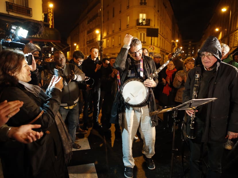 1 week after attacks, defiant Parisians honour the dead