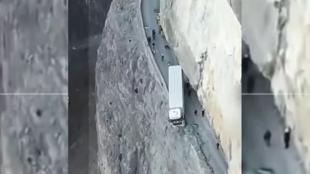 卡车误随导航撞出峭壁悬三天 司机：当时以为完蛋了